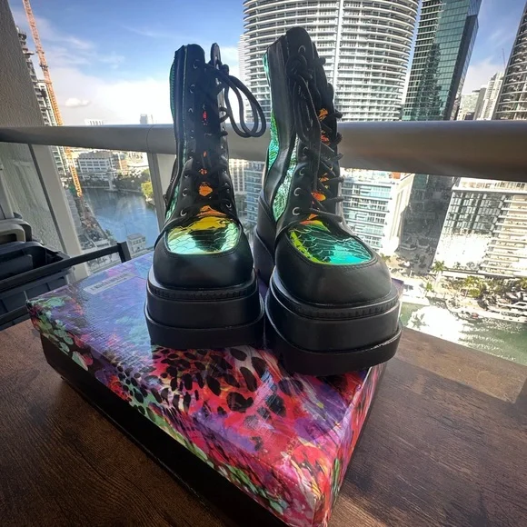 Perfect Club Space Boots! - Picture 2 of 4